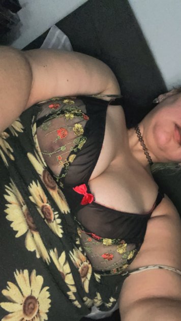 Available for hooked up, FaceTime show, sexting and selling hot videos
