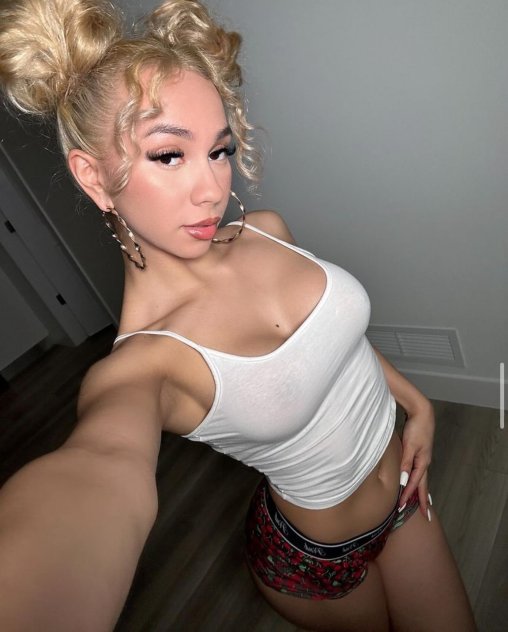 Am available for hookup👅
