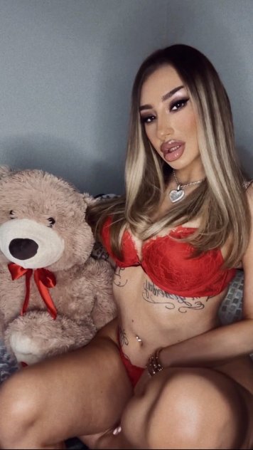 Upscale yellow-haired Bombshell
