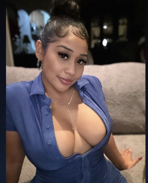 A Busty blondy Who Knows How to Stand Out
