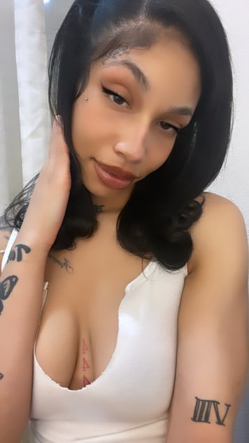 Stunning exotic hottie
