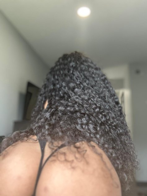 Chica hispanic sexy de visita en la ciudad
