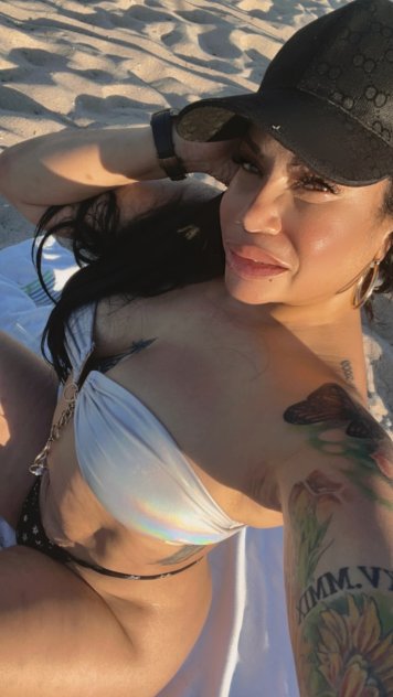 Hermosa chica lista para cumplir fantasías.
