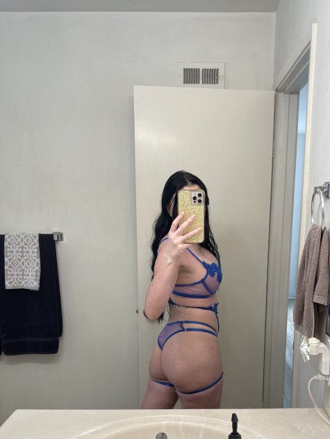 Busty Brunette hottie
