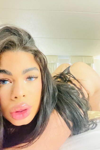 I am pretty latin chick gf chick call me.
