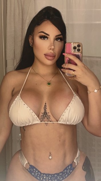 JOVENCITA ESPAÑOLA VISITANDO LA CIUDAD 👅🍆
