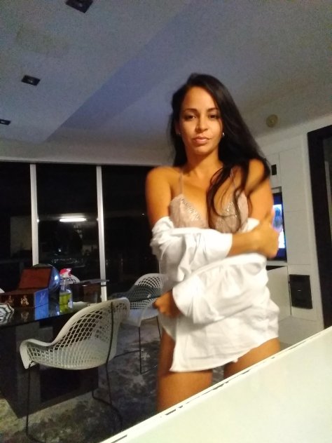 Chica internacional con ganas de Chupar rico !!!!
