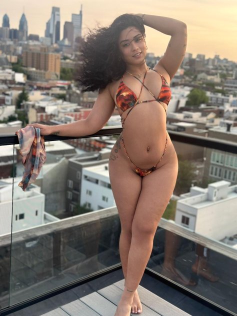 Hola mis amores soy una chica divertida con gran sentido del humor
