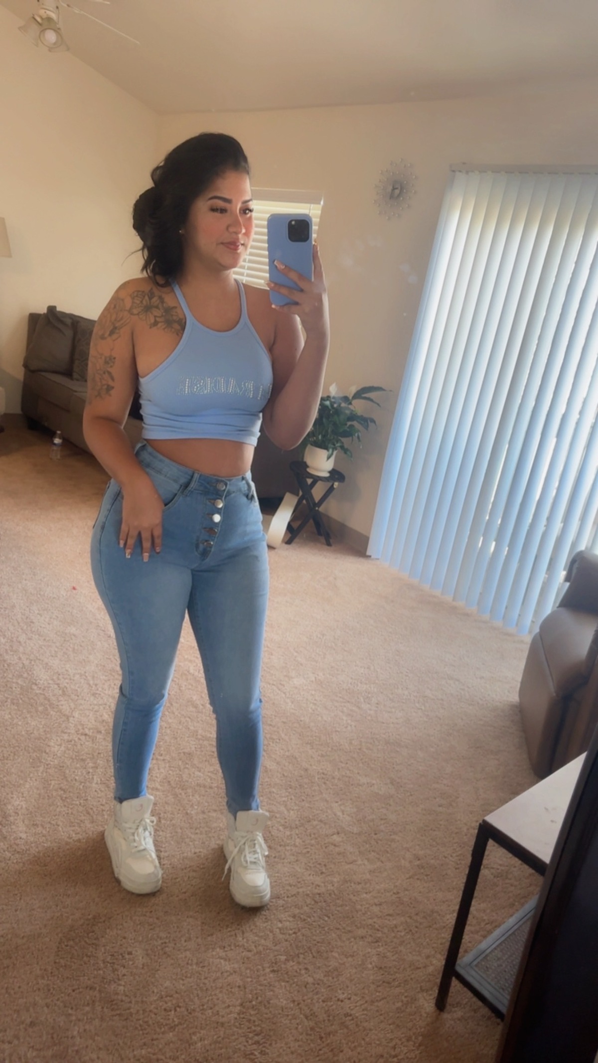 Chica attractive nueva en la cuidado
