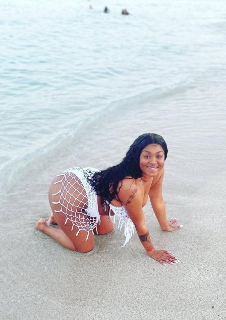 Upscale curvy ebony super-soaker
