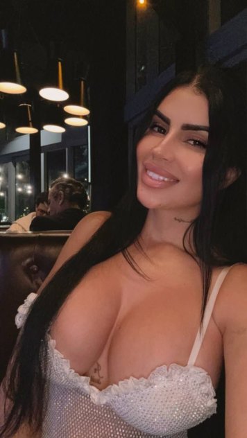 Attractive hot skanks baby am waiting for you call me any time
