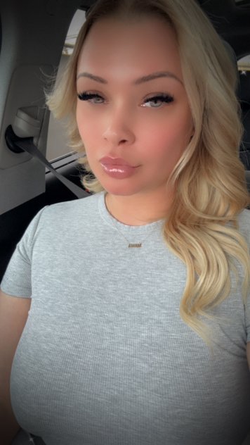 Enormous booty blondie Bombshell 🍒💣
