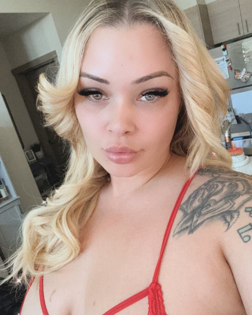 Humongous butt blondy Bombshell 🍒💣
