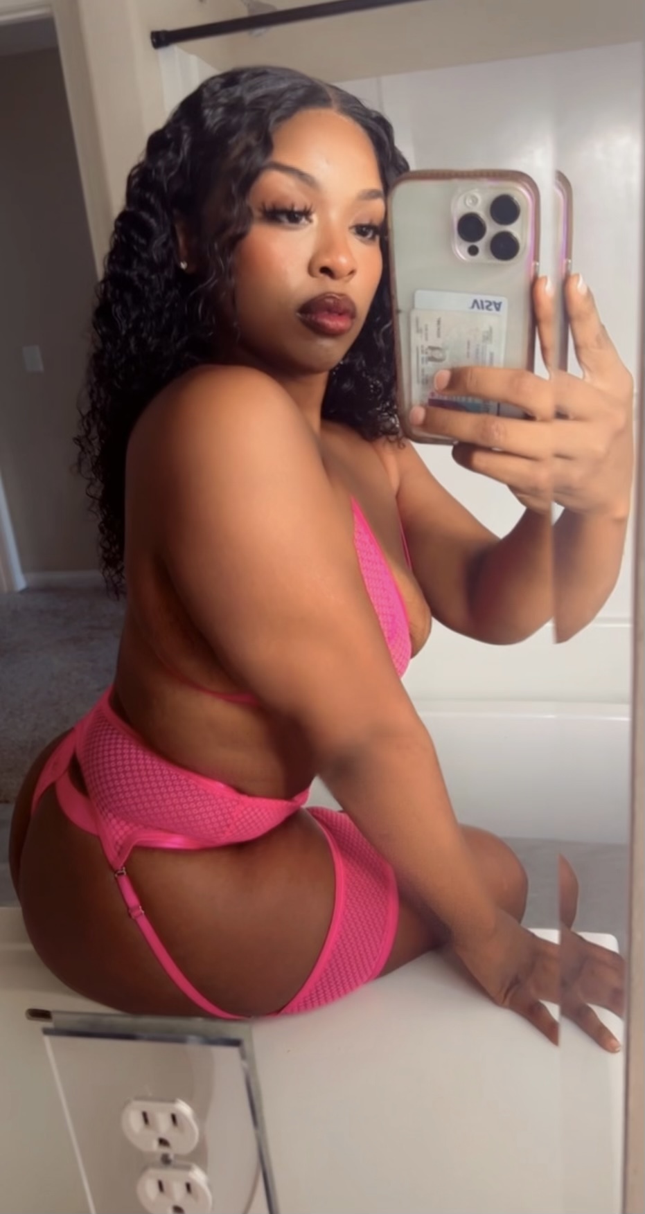 Touch me tease me pull my hair SE habla espanol
