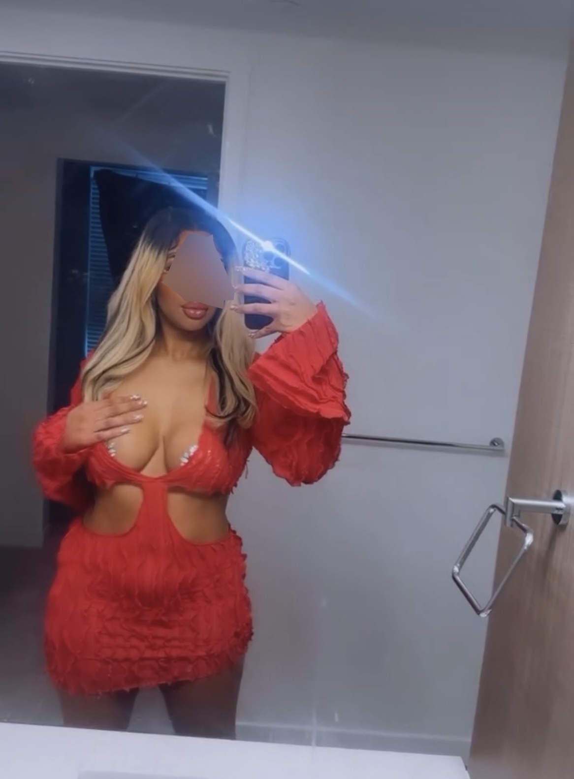 Petite blonde Bombshell NEW IN TOWN 🤤
