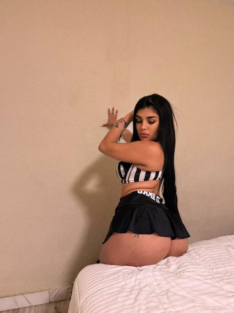 Chica cute latina para complacerte y jugar
