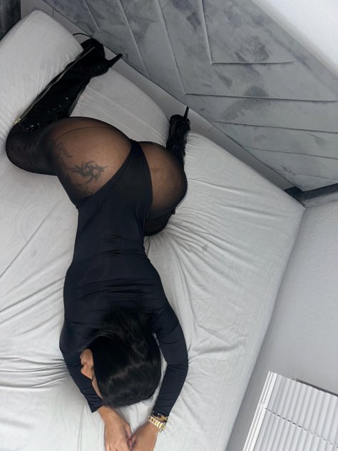 Incall and outucall latina pretty
