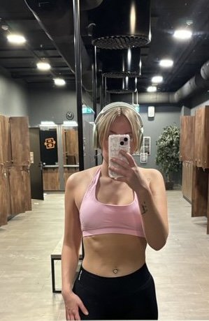 Sexy body with clean pussy
