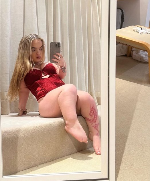 Attractive little bitch girl available to ❤️❤️pleasure ❤️all your needs and d
