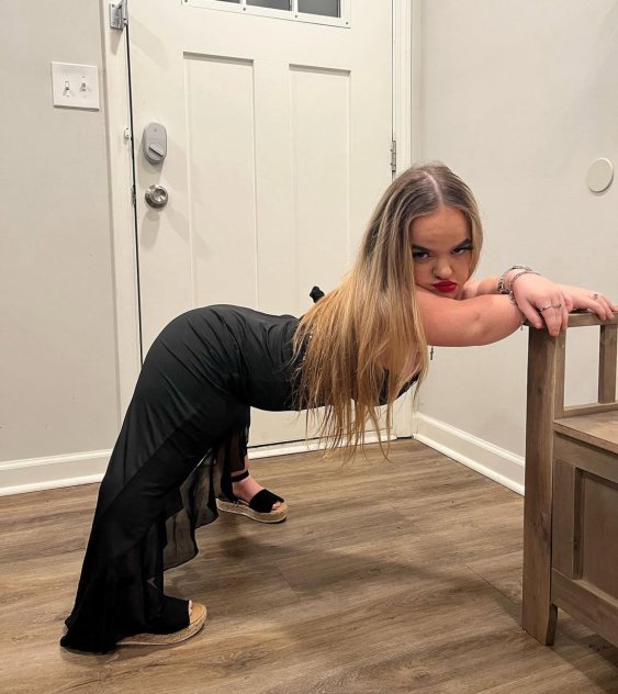 Pretty little bitch woman available to ❤️❤️pleasure ❤️all your needs and d
