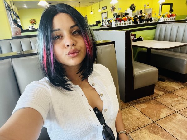 Chica sexy hispanic lista para cumplir tus fantasías
