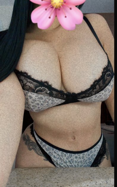 Rica Colombiana bien nalgona dispuesta a serte feliz
