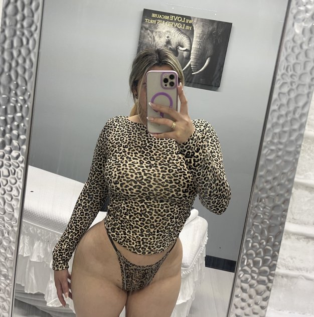 Hola, chicos, llámenme ahora My name is Leah, let me make your day be
