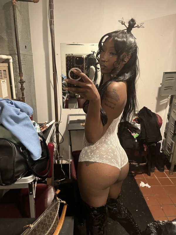 Fine petite SASSY TREAT😍🌹
