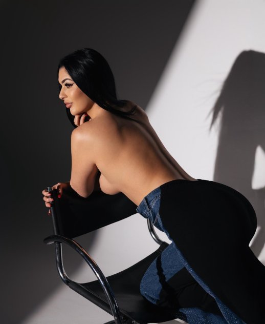 Cute and charming Bombshell
