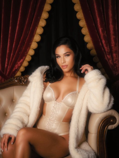 Sweet FUN & FIT BRUNETTE
