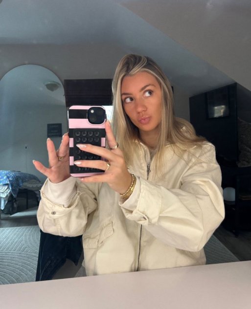 Hey💕 💋I'm 24 years old affectionate, older independent, 42
