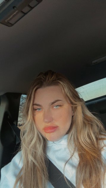 Hey babes! Just a cute lady girl woman looking to have some fun and pay my bills.
