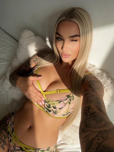 Hot Venezuelan I only accept cash
