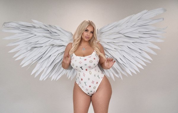 Luxury blondy Bombshell &ndash; Elegance, Intimacy & Indulgence
