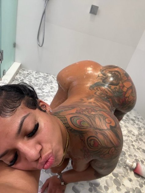 Im down sweetheart have you taste black honey before 😘😉🍆🍆🍑🍑
