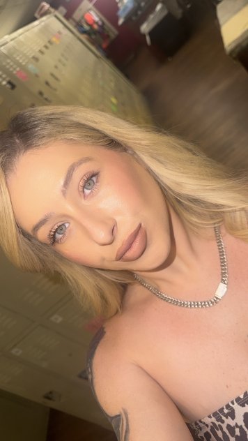 American Dream Doll ! Short n pretty here for a good time!
