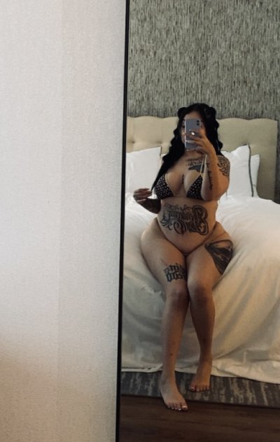 Curvy latina
